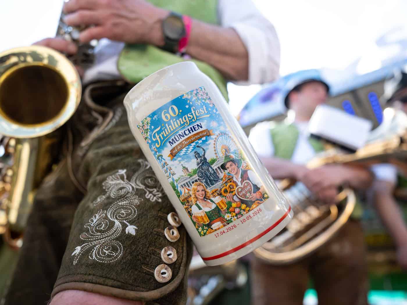 Der mit KI gestaltete Maßkrug mit der Aufschrift «Grüs Gott» statt «Grüß Gott» sorgt für Wirbel.    / Foto: Lukas Barth-Tuttas/dpa