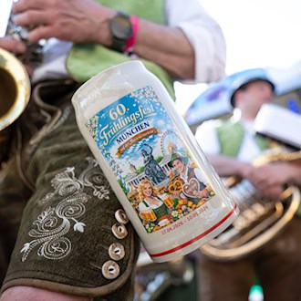 Der mit KI gestaltete Maßkrug mit der Aufschrift «Grüs Gott» statt «Grüß Gott» sorgt für Wirbel.    / Foto: Lukas Barth-Tuttas/dpa
