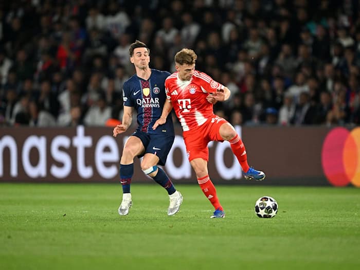 Teilnehmer eines verrückten Spiels: Joshua Kimmich (r). / Foto: Federico Gambarini/dpa