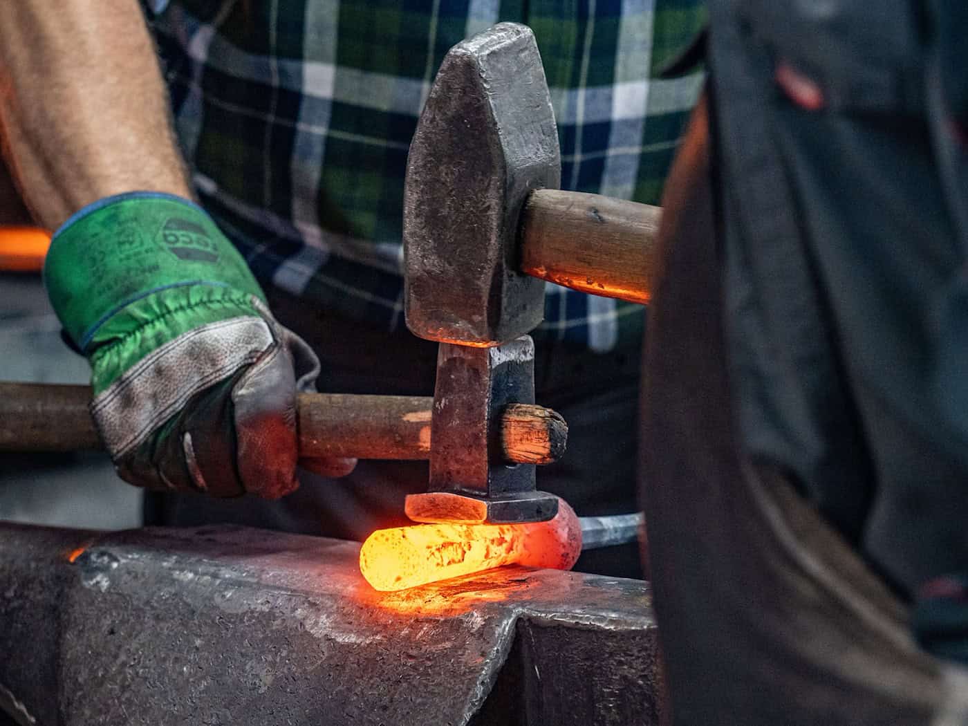 Männer arbeiten in Technik und Fertigung, Frauen in Gesundheits- und Sozialberufen: Der Arbeitsmarkt in Bayern zeigt deutliche Unterschiede nach Geschlechtern. (Symbolbild) / Foto: Armin Weigel/dpa