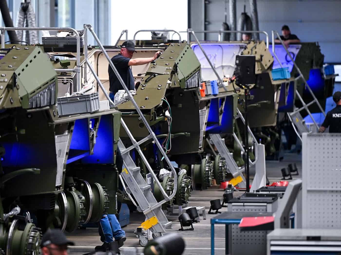 Bis zu 10 Fahrmodule des Boxer sollen auf der neuen Fertigungsstraße pro Monat gebaut werden können.  / Foto: Sven Hoppe/dpa