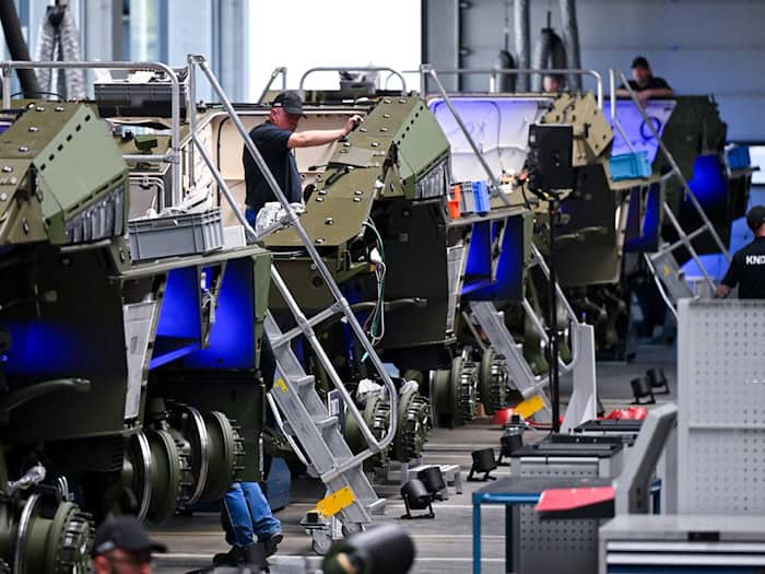 Bis zu 10 Fahrmodule des Boxer sollen auf der neuen Fertigungsstraße pro Monat gebaut werden können.  / Foto: Sven Hoppe/dpa