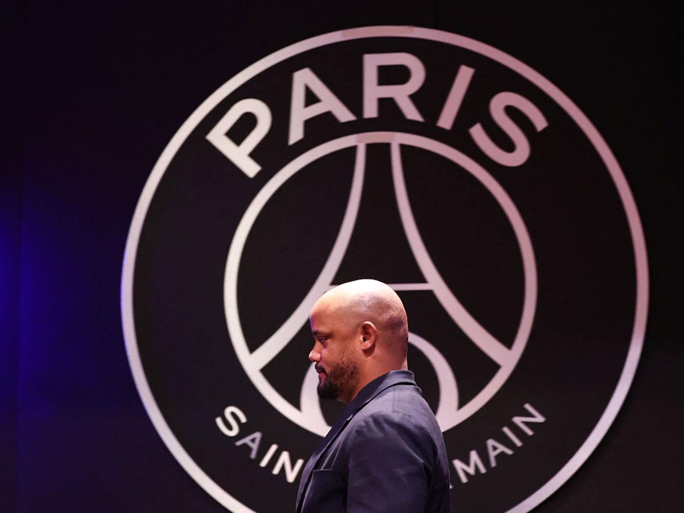 Bayern oder PSG? FCB-Coach Vincent Kompany hofft in München auf lautstarke Fans. / Foto: Franck Fife/AFP/dpa
