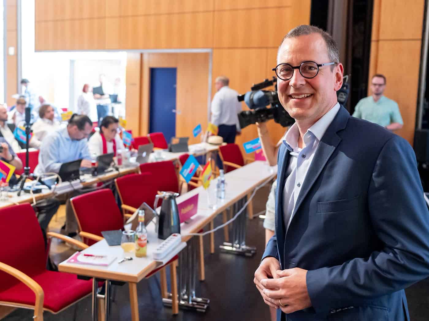 Nach wenigen Monaten an der Spitze der FDP in Bayern ist für Michael Ruoff schon wieder Schluss. Auf dem Parteitag an diesem Wochenende muss sich der Landesverband einen neuen Vorsitzenden suchen. Vier Bewerber haben bisher ihr Interesse bekundet. (Archivbild)  / Foto: Daniel Karmann/dpa
