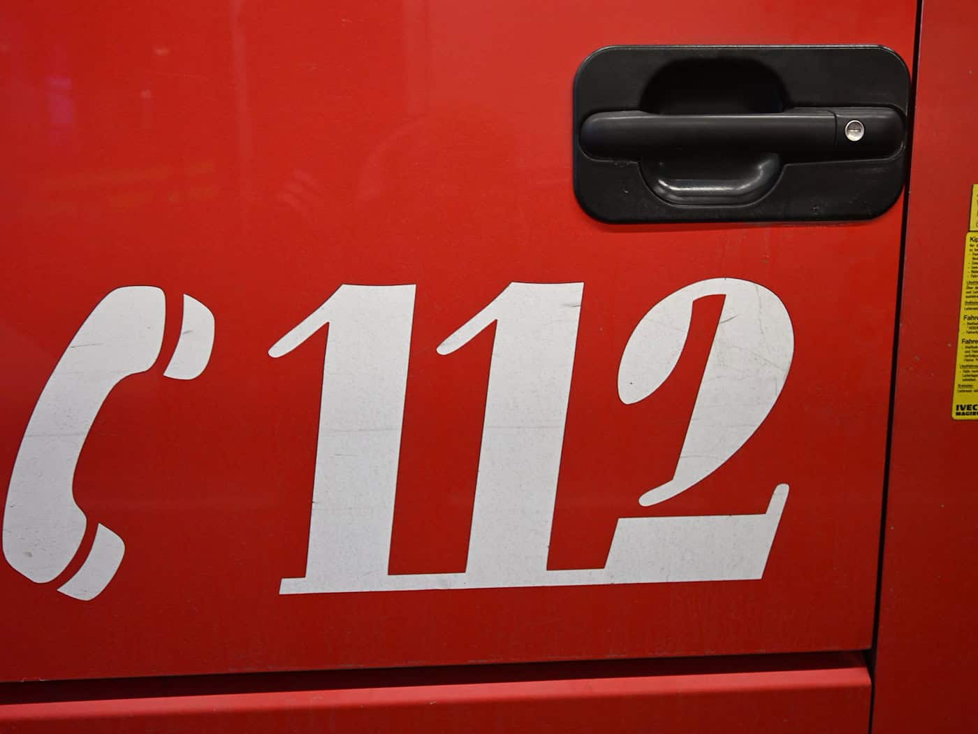 Ein 17-jähriger Bewohner musste bei dem Brand über den Balkon gerettet werden (Symbolbild). / Foto: Felix Hörhager/dpa