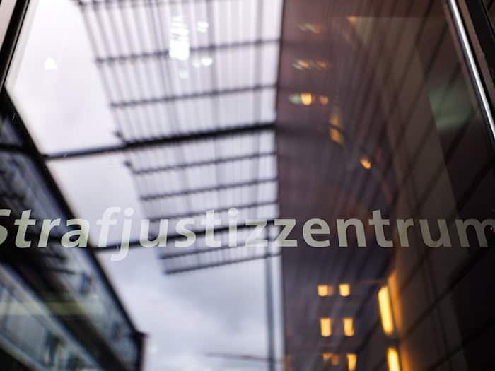 Der Angeklagte erschien nicht zur Verhandlung. (Archivbild) / Foto: Daniel Karmann/dpa