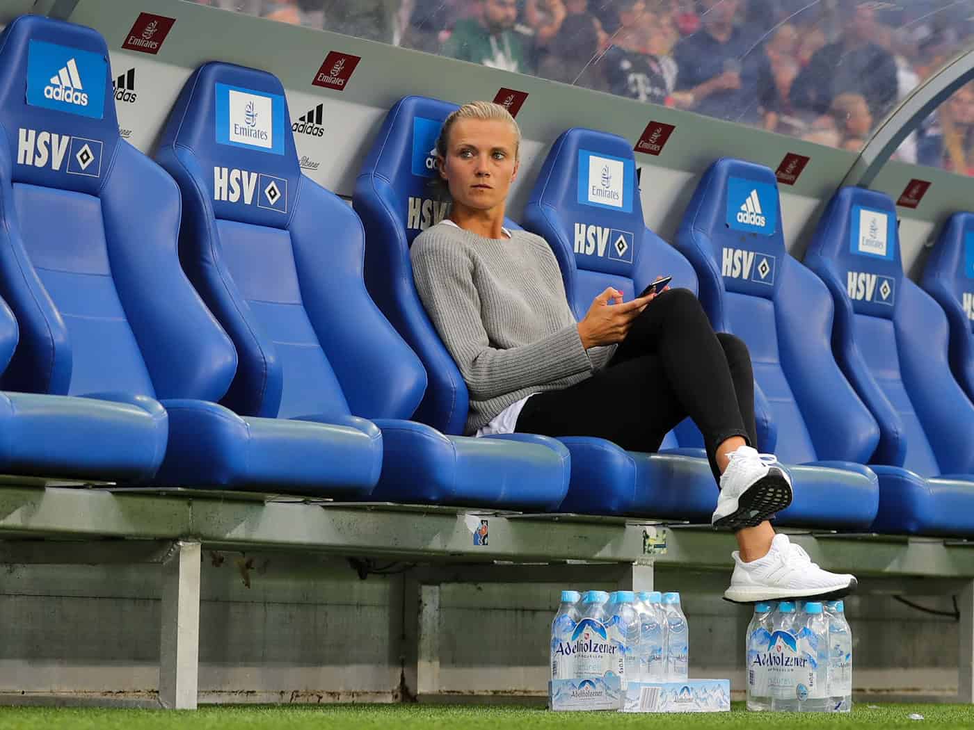 Münchens Teammanagerin Kathleen Krüger bei einem Testspiel in Hamburg 2018. (Archivbild) / Foto: Christian Charisius/dpa