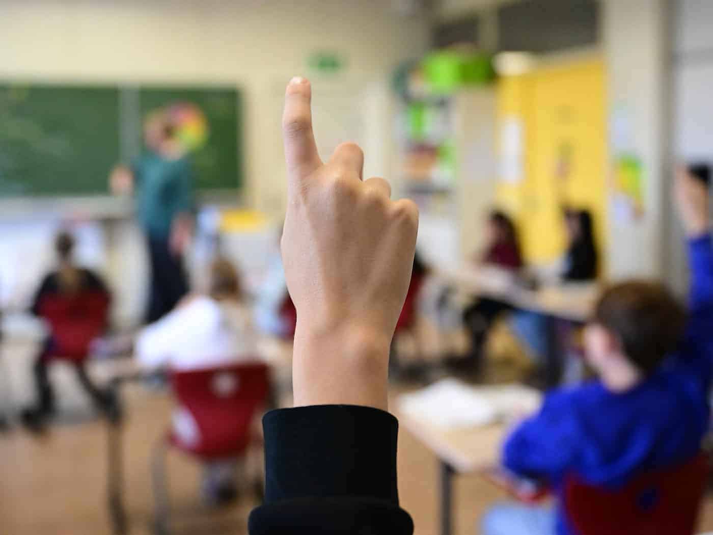 Fragen stellen im Sexualkundeunterricht kann für Kinder eine Überwindung sein. (Symbolbild) / Foto: Bernd Weißbrod/dpa