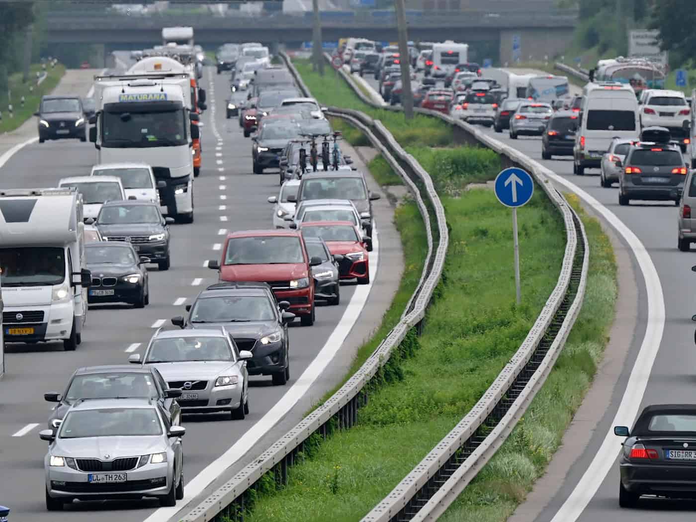 Auf Bayern Autobahnen könnte es am Wochenende voll werden - besonders in Richtung Süden. (Archivbild)  / Foto: Uwe Lein/dpa