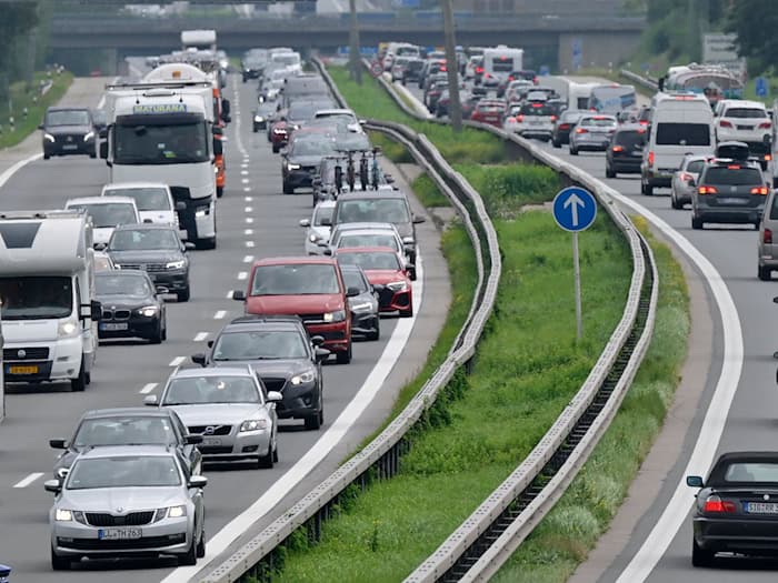 Auf Bayern Autobahnen könnte es am Wochenende voll werden - besonders in Richtung Süden. (Archivbild)  / Foto: Uwe Lein/dpa