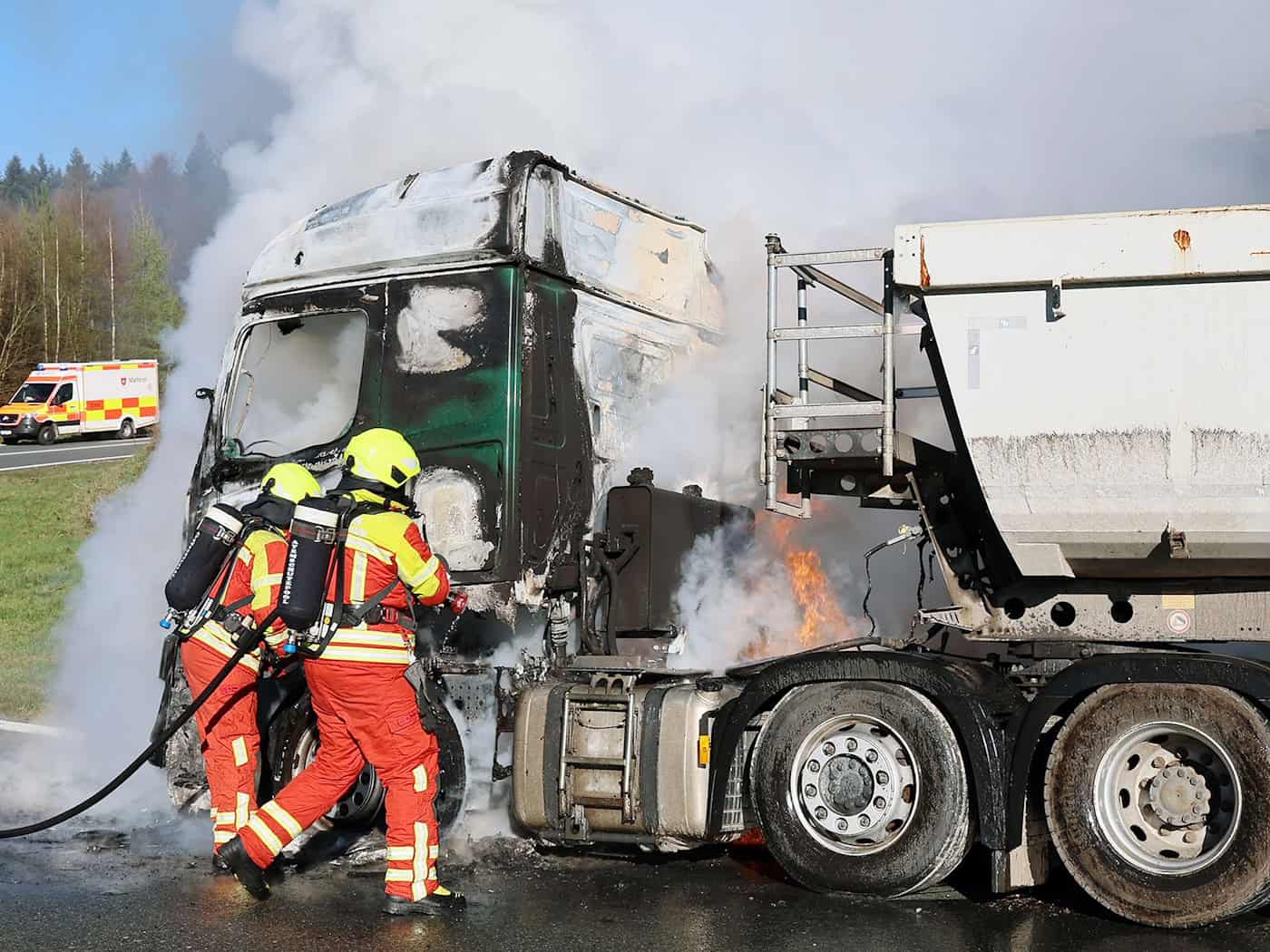 Der Fahrer konnte sich selbstständig in Sicherheit bringen.  / Foto: Ralf Hettler/dpa
