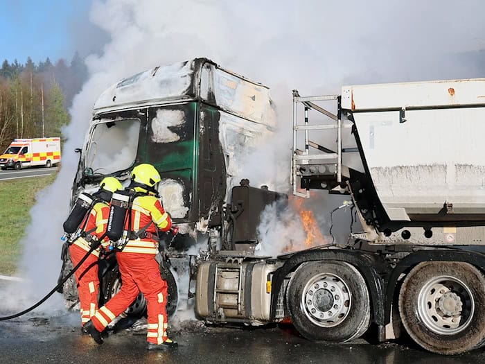 Der Fahrer konnte sich selbstständig in Sicherheit bringen.  / Foto: Ralf Hettler/dpa