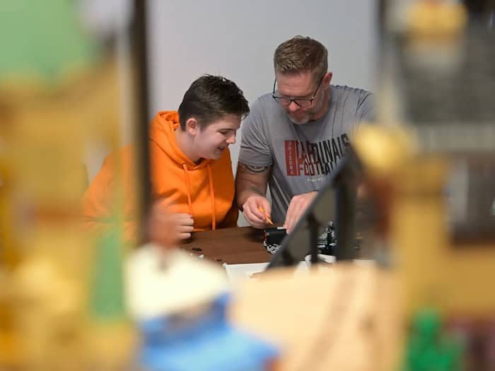 Erwachsene vergessen beim Lego-Bauen die Zeit. / Foto: Malin Wunderlich/dpa