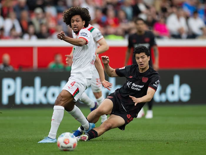 Leverkusens Ibrahim Maza im Duell mit Augsburgs Han-Noah Massengo.  / Foto: Rolf Vennenbernd/dpa
