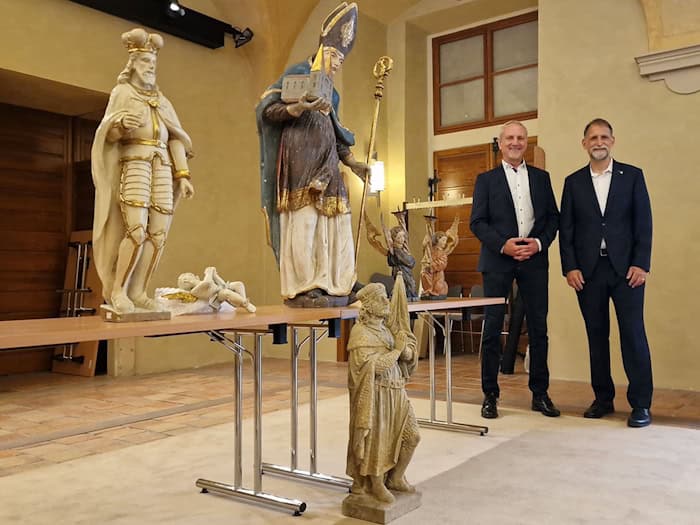 Bayerisches LKA gibt gestohlene Heiligenstatuen und Engelsfiguren an Tschechien zurück