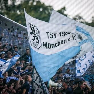 Fahnen von 1860 München werden geschwenkt. (Symbolbild) / Foto: Christoph Reichwein/dpa