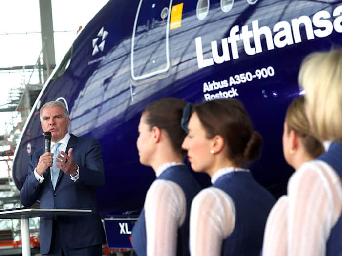 Lufthansa-Chef Carsten Spohr und Flugbegleiterinnen. / Foto: Karl-Josef Hildenbrand/dpa