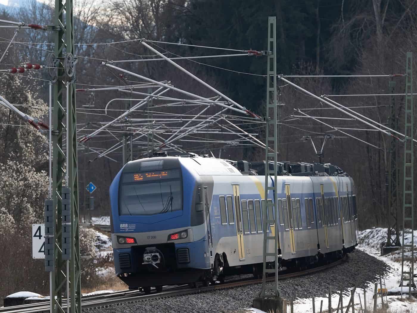 Fahrgäste der Mangfalltalbahn werden bis Ende Juni Alternativen brauchen. (Symbolbild) / Foto: Peter Kneffel/dpa