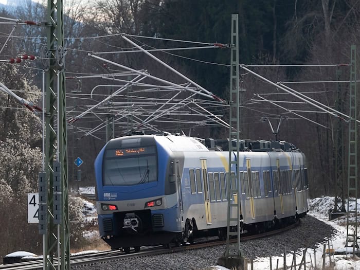 Fahrgäste der Mangfalltalbahn werden bis Ende Juni Alternativen brauchen. (Symbolbild) / Foto: Peter Kneffel/dpa