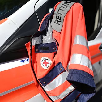Sanitäter bringen die Verletzten in eine Klinik. (Symbolbild) / Foto: Patrick Seeger/dpa