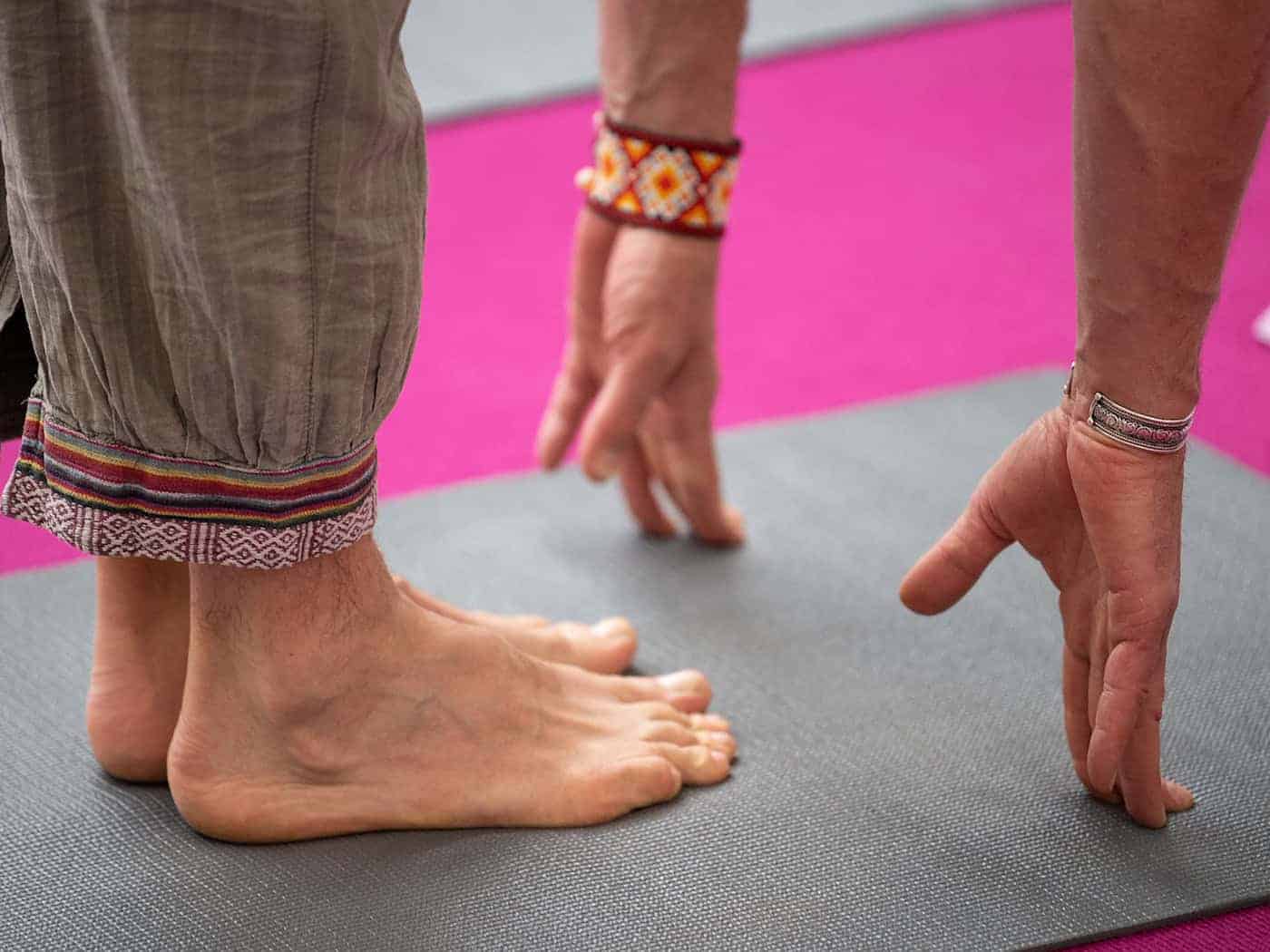 Statt auf dem Boden macht der Mann seine Übung in schwindelerregender Höhe. (Symbolbild) / Foto: Sebastian Gollnow/dpa/dpa-tmn