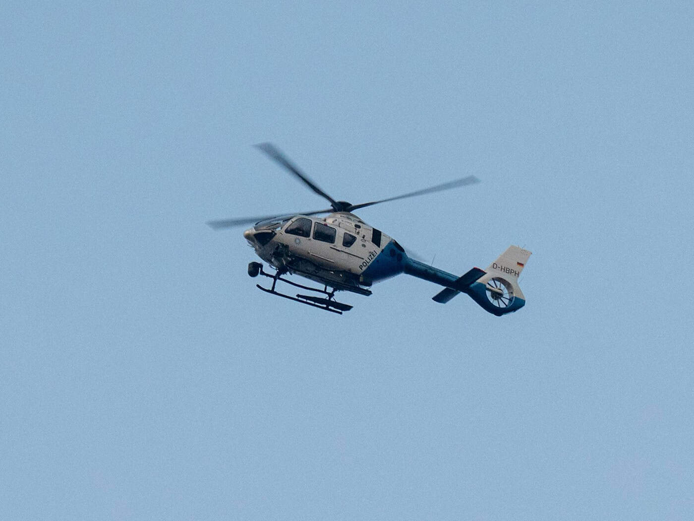 Die Polizei fahndete mit einem Polizeihubschrauber nach den mutmaßlichen Tätern. (Symbolbild) / Foto: Armin Weigel/dpa