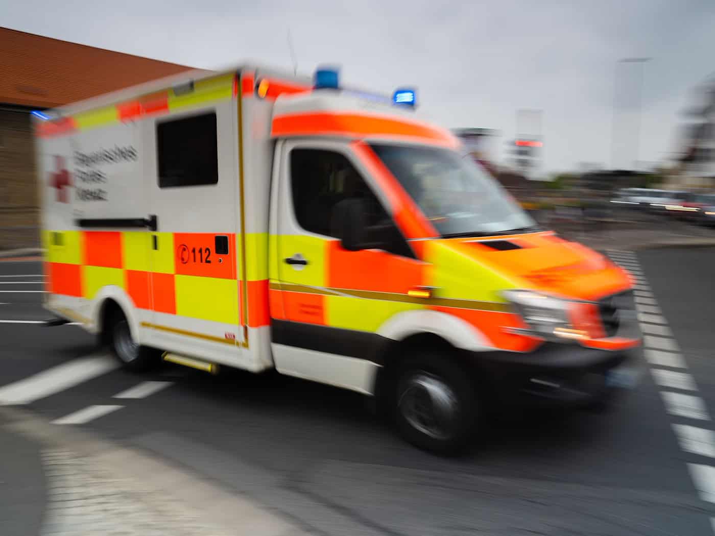 Der Rettungsdienst brachte den jungen Mann in ein Klinikum. (Symbolbild) / Foto: Nicolas Armer/dpa