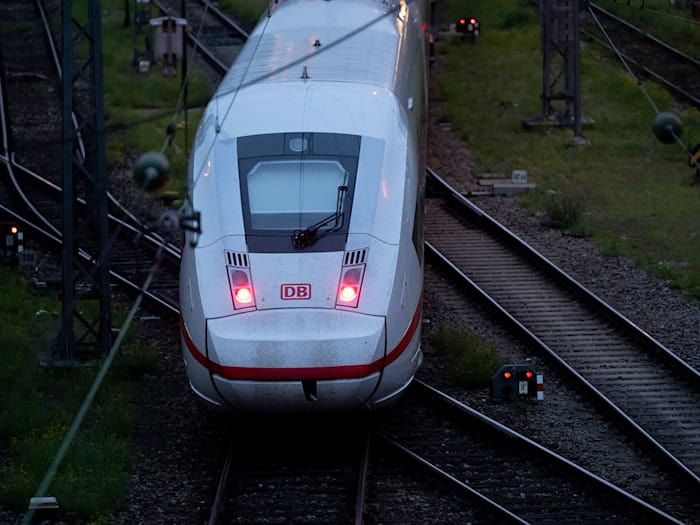 Bundesweit werden immer wieder Zugbegleiter angegriffen. (Symbolbild) / Foto: Sven Hoppe/dpa