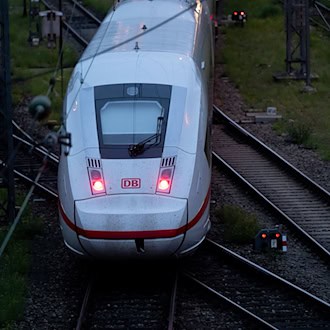 Bundesweit werden immer wieder Zugbegleiter angegriffen. (Symbolbild) / Foto: Sven Hoppe/dpa