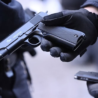 Mit einer Softair-Waffe soll der Mann durch Kitzingen gelaufen sein. (Symbolbild) / Foto: David Young/dpa