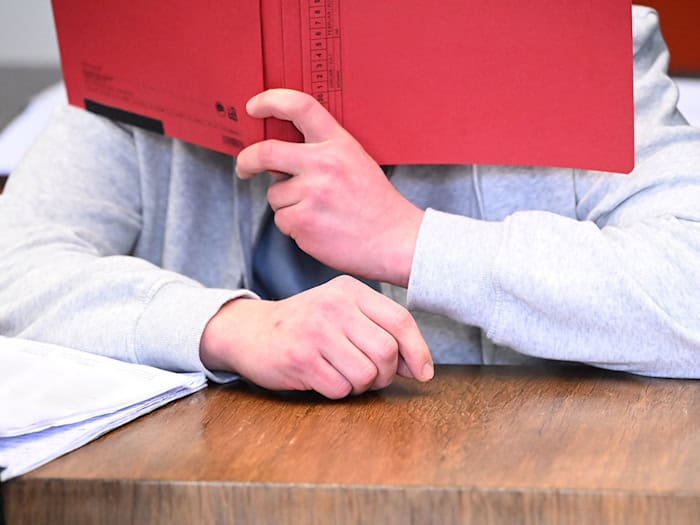 Der 24 Jahre alte Angeklagte soll seine Großmutter ermordet haben. (Archivbild)  / Foto: Felix Hörhager/dpa