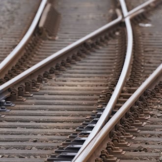 Ein Mann ist bei dem Versuch, Gleise zu überqueren, von einem Zug erfasst worden und gestorben. (Symbolbild) / Foto: Marcus Brandt/dpa