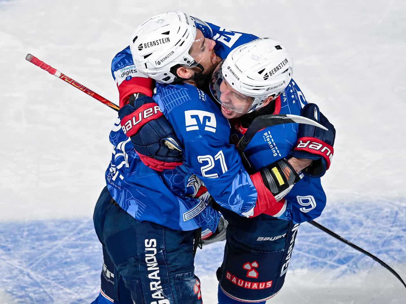 Die Adler Mannheim jubeln über den Einzug ins Playoff-Halbfinale. / Foto: Uwe Anspach/dpa