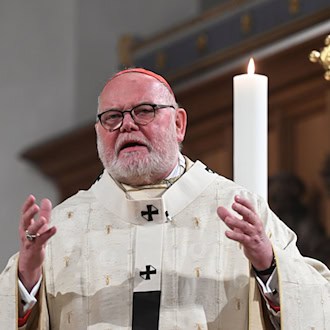 Kardinal Marx ruft an Ostern zu Hoffnung auf eine bessere Welt auf. (Archivbild) / Foto: Felix Hörhager/dpa
