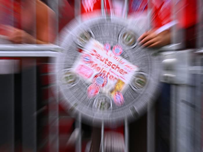Die Fans beider Clubs gerieten vor dem Stadion aneinander. / Foto: Tom Weller/dpa
