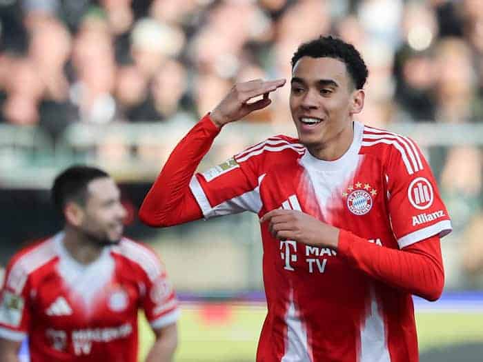 Jamal Musiala erzielte beim FC St. Pauli das Führungstor für die Bayern. / Foto: Christian Charisius/dpa