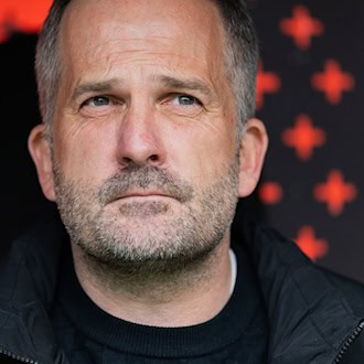 Nicht zu früh feiern: Manuel Baum will mit dem FC Augsburg den Klassenerhalt gegen Frankfurt perfekt machen. (Archivbild) / Foto: Rolf Vennenbernd/dpa