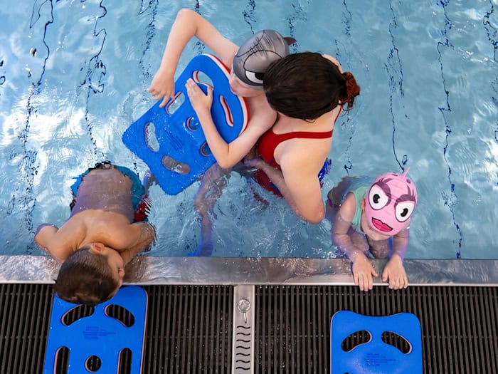 Für viele Anfängerschwimmkurse gibt es lange Wartelisten. (Symbolfoto)  / Foto: Sven Hoppe/dpa