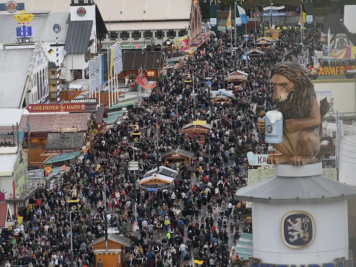 2025 musste das Wiesn-Gelände zeitweise wegen Überfüllung geschlossen werden (Archivbild).  / Foto: Felix Hörhager/dpa