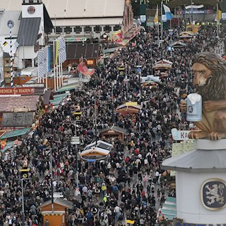 2025 musste das Wiesn-Gelände zeitweise wegen Überfüllung geschlossen werden (Archivbild).  / Foto: Felix Hörhager/dpa