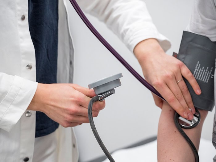 Das Interesse an der bayerischen Landarztprämie bleibt nach Darstellung des Gesundheitsministeriums hoch. (Archivbild) / Foto: Daniel Vogl/dpa