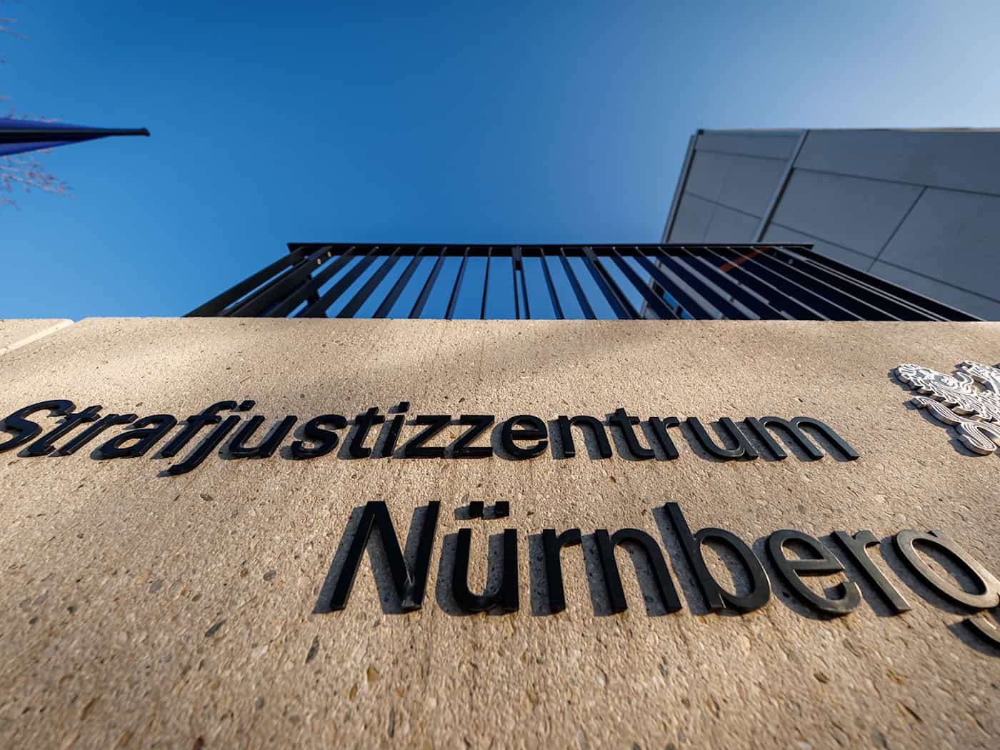 Eine 43-Jährige muss ins Gefängnis, weil sie mit ihrem Auto in eine Tankstelle fuhr und Menschen verletzte (Symbolbild).  / Foto: Daniel Karmann/dpa