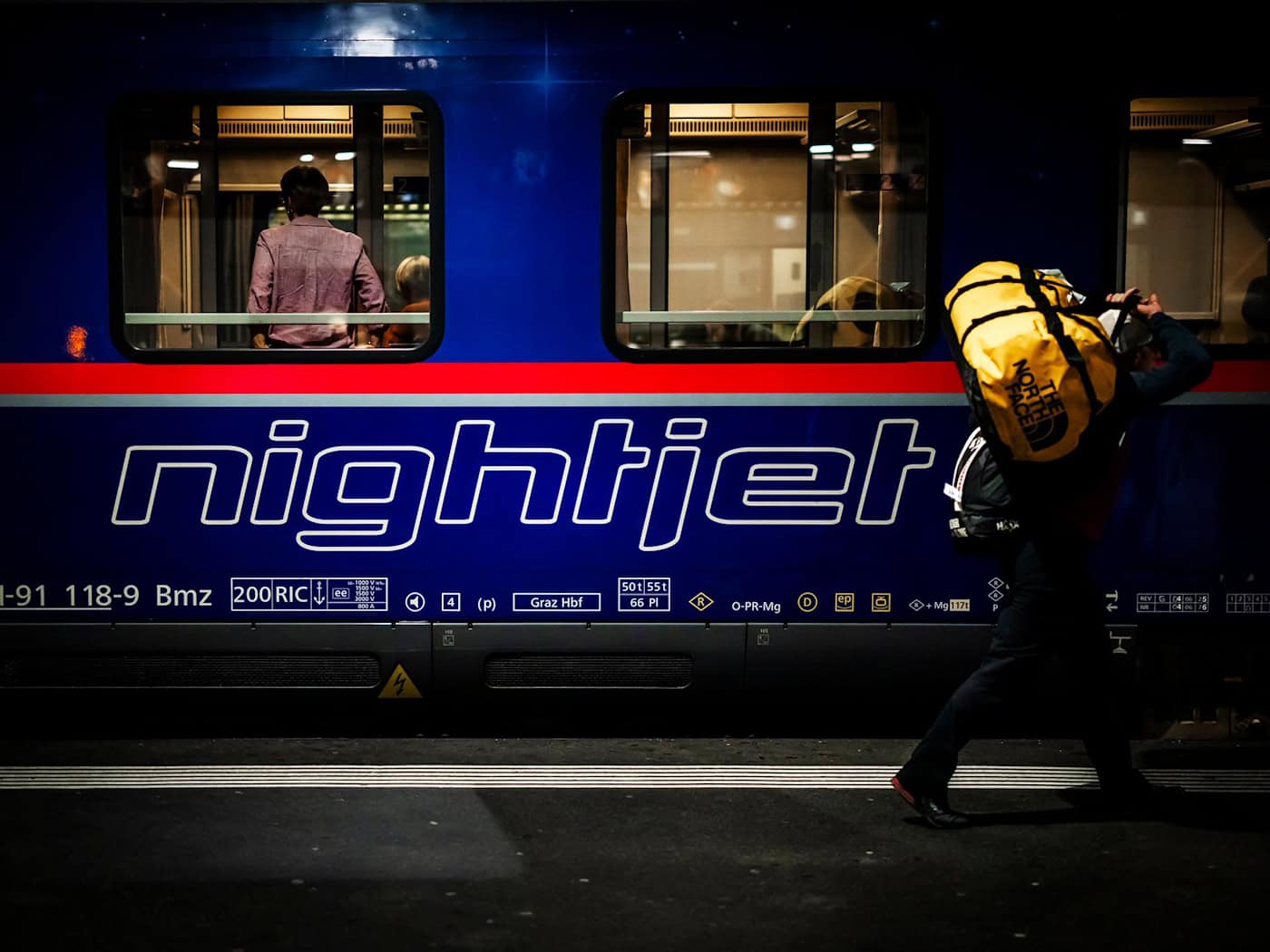 Die Fahrgäste des Nachtzugs blieben bei der Schnellbremsung unverletzt. (Symbolbild) / Foto: Michael Buholzer/KEYSTONE/dpa