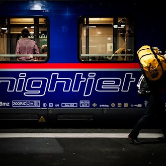 Die Fahrgäste des Nachtzugs blieben bei der Schnellbremsung unverletzt. (Symbolbild) / Foto: Michael Buholzer/KEYSTONE/dpa