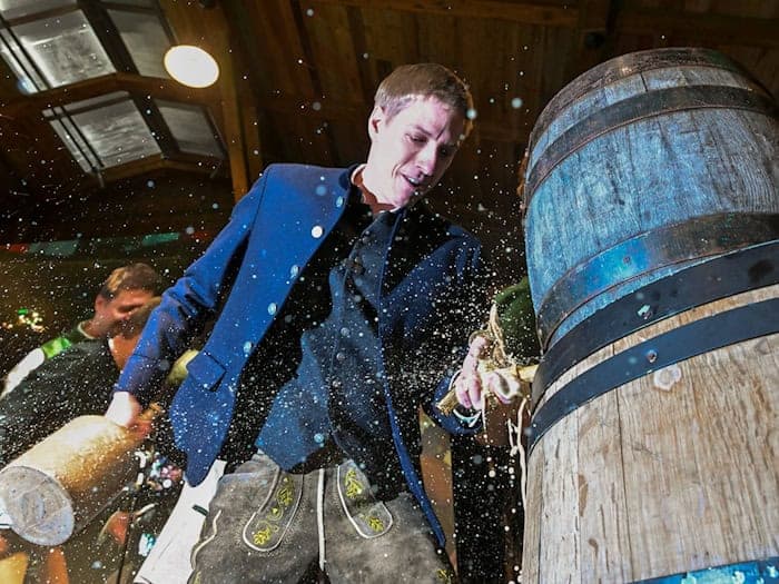 Krause hat Erfahrungen damit, ein Giesinger-Fass anzustechen. (Archivbild) / Foto: Peter Kneffel/dpa