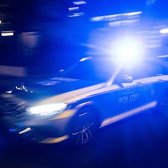 Die Polizei verfolgte das Auto. (Symbolbild) / Foto: Marijan Murat/dpa