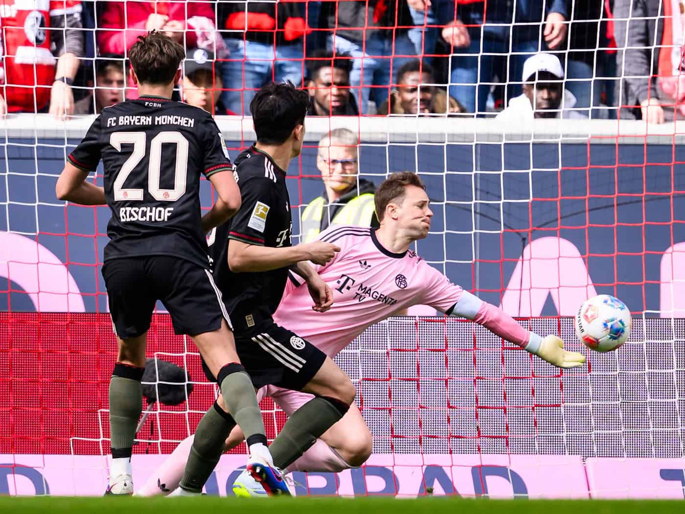Mehrfach im Blickpunkt: Bayern-Keeper Manuel Neuer. / Foto: Tom Weller/dpa