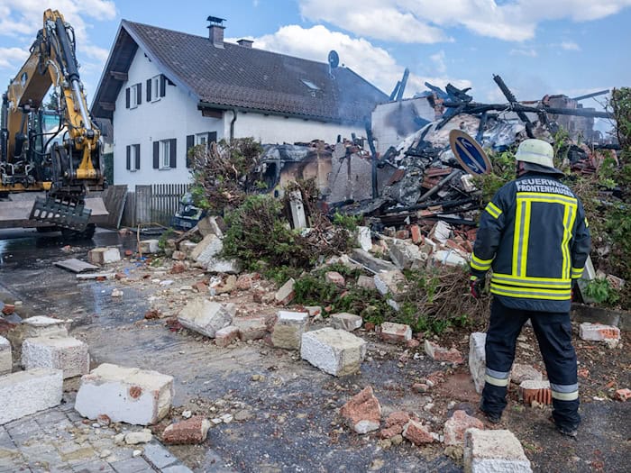 Einsatzkräfte fanden einen toten Menschen in dem Wohnhaus.  / Foto: Armin Weigel/dpa