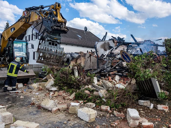 Inzwischen konnten Brandermittler den Unglücksort begehen. (Archivbild) / Foto: Armin Weigel/dpa