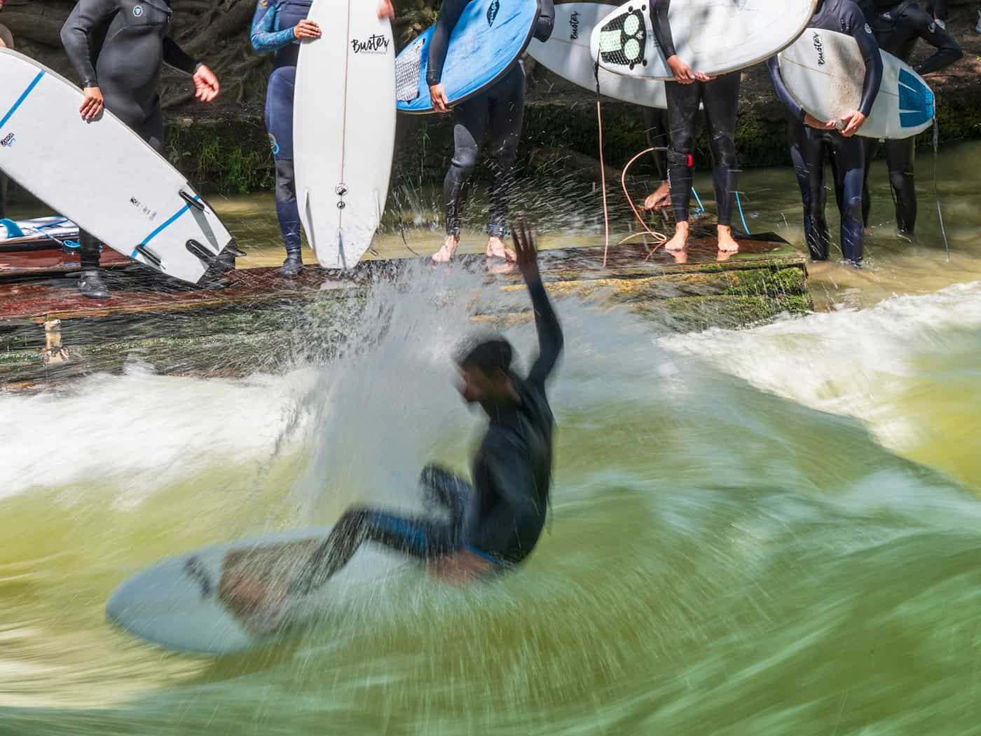 Die Stadt will sicheres Surfen an der Eiusbachwelle ermöglichen. (Archivbild)  / Foto: Peter Kneffel/dpa